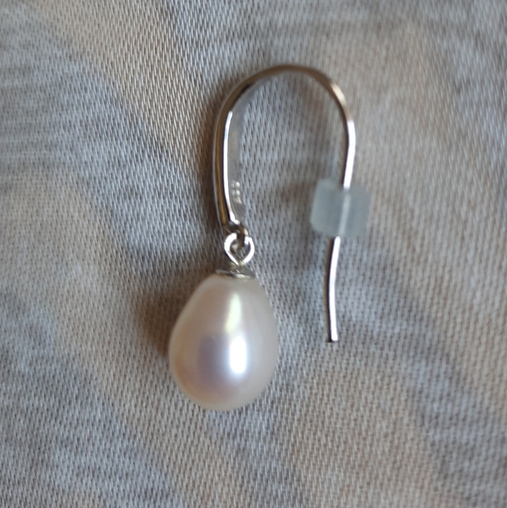 Sterling silver pearl earrings. - Picture 3 of 7